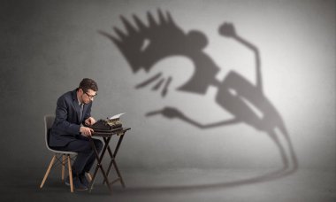 Çalışan adam ve o diye bağıran gölgesi korkuyor