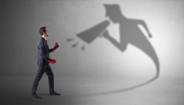 İşadamı otoriter gölgesini ile mücadele