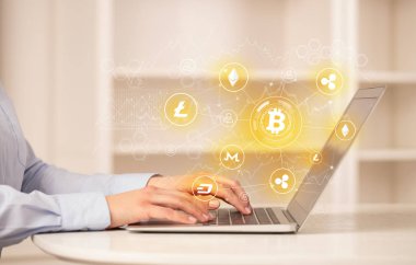 Bitcoin bağlantı ağı ve online kavramı ile dizüstü bilgisayar üzerinde çalışan iş kadın