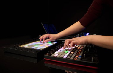 Karıştırma müzik MIDI denetleyicisi üzerindeki el