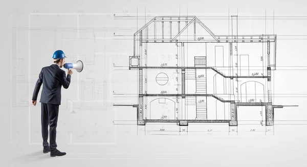 Arquitecto mirando a un plano de casa — Foto de Stock