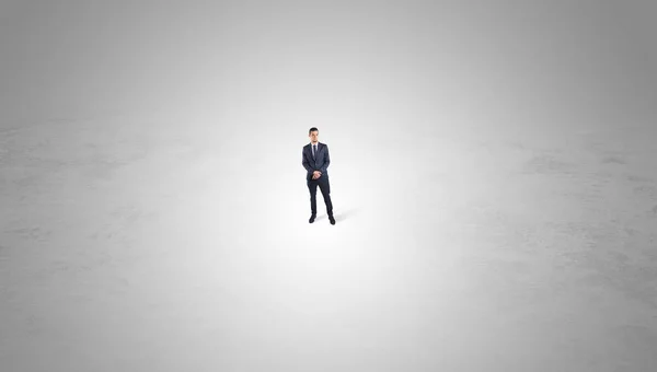 Бизнесмен, стоящий посреди пустого пространства — стоковое фото