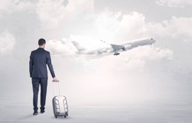 Uçak için yürüyüş Bagaj ile işadamı