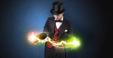Sihirbaz enerji elleri arasında