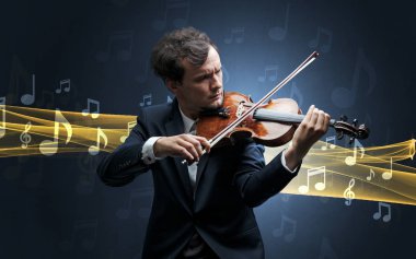 Keman ile notlar oynamaya müzisyen