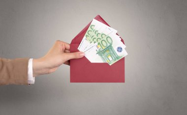 Zarf boş duvar arka plan ile tutan el