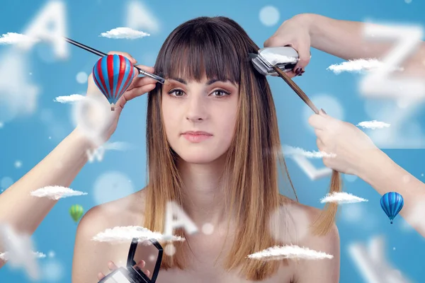 Junge Frau beim Friseur mit Luftballon-Thema — Stockfoto