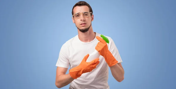 Haushälterin vor einer blauen leeren Wand — Stockfoto