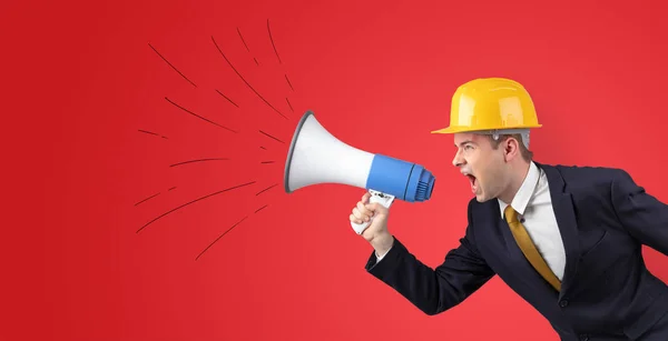 Jovem arquiteto gritando com megafone — Fotografia de Stock