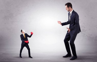 Küçük maskeli işadamı için yalvarıyor işadamı