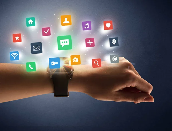 Vrouwelijke hand dragen smartwatch met app pictogrammen — Stockfoto