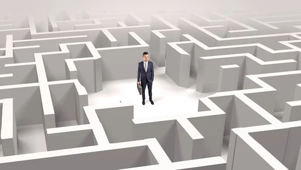 Affärsman som står i mitten av en labyrint — Stockfoto