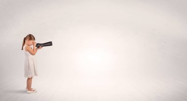 Spyglass boş bir alana bakarak çocuğun