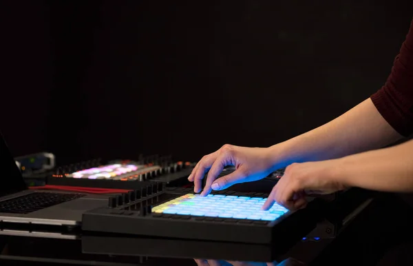 Hand mengen van muziek op midi-controller — Stockfoto