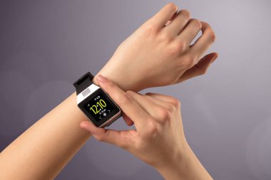 Giyen ve smartwatch basarak el