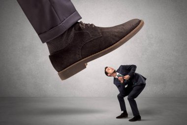 Çalışan büyük patron ayak korkuyor