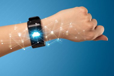 Smartwatch giyen el 