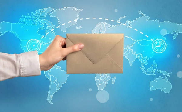 Envelope de mão com conceito global — Fotografia de Stock