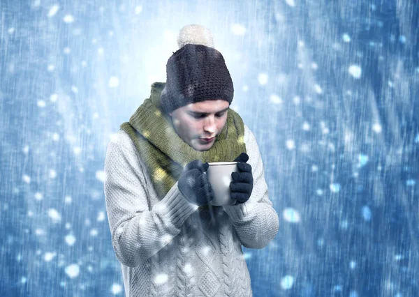 Jóképű fiú reszket a hóvihar koncepció — Stock Fotó