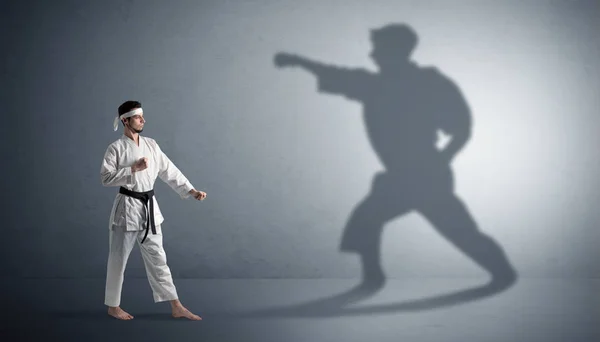 Karate man konfrontacji z własnym cieniem — Zdjęcie stockowe
