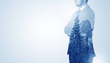 Dağ ile ayakta işadamı