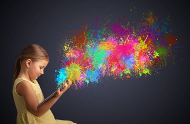 Kız holding tablet renkli sıçrama ile