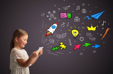 Kız holding tablet uygulamaları kavramı ile