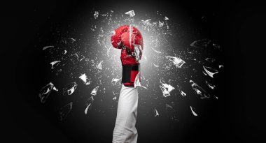 Büyük el yoğun vurur ve gözlük tatili