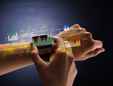 Smartwatch giyen kadın eli kapatın