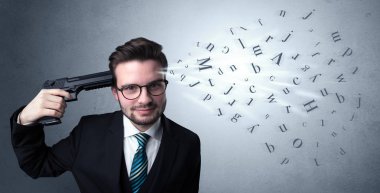 Yakışıklı adam silahla başına ateş