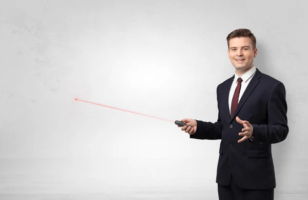 Lazer pointer ve beyaz boşaltmak duvar ile işadamı — Stok fotoğraf