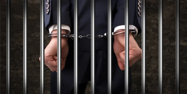 Verurteilter Mann Mit Handschellen Hinter Gittern — Stockfoto