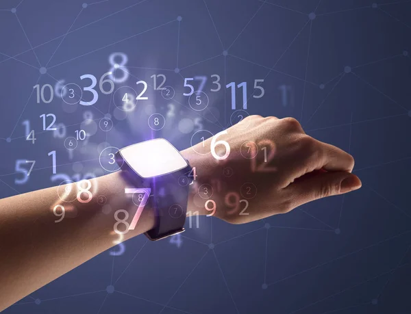 Cerca de la mano con smartwatch y números — Foto de Stock