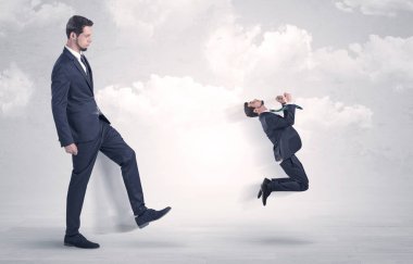 Büyük patron küçük çalışan tekme