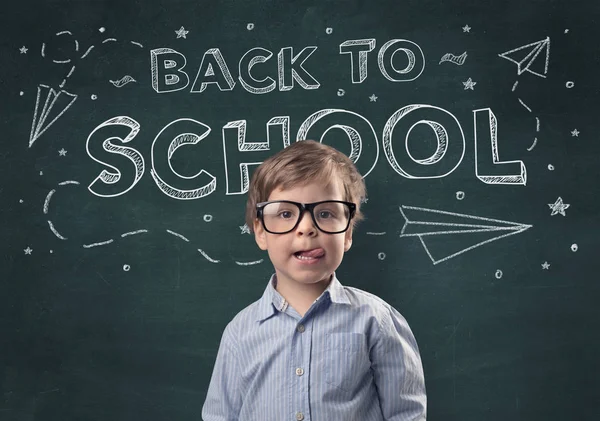 Söt pojke med tillbaka till skolan-konceptet — Stockfoto