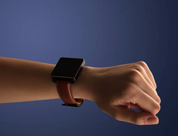 Gros plan main féminine avec balck smartwatch écran — Photo