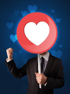 Kalp işareti tutan işadamı 