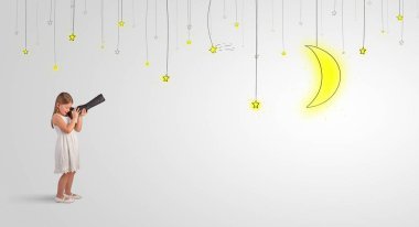 Küçük çocuk ampuller için spyglass üzerinden seyir