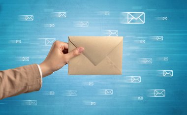 Zarf mesaj sembolleri tutan el