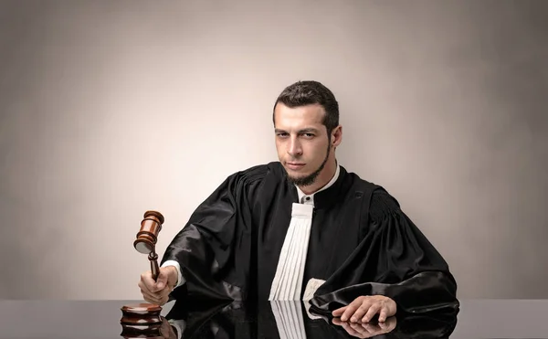 Oldscool jovem juiz de vestido — Fotografia de Stock
