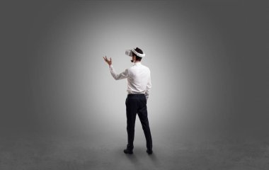 İşadamı vr gözlük ile boş bir odada