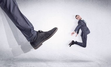 Siyah ayakkabı tekme küçük adam