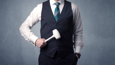 Businesman ayakta elinde aracıyla