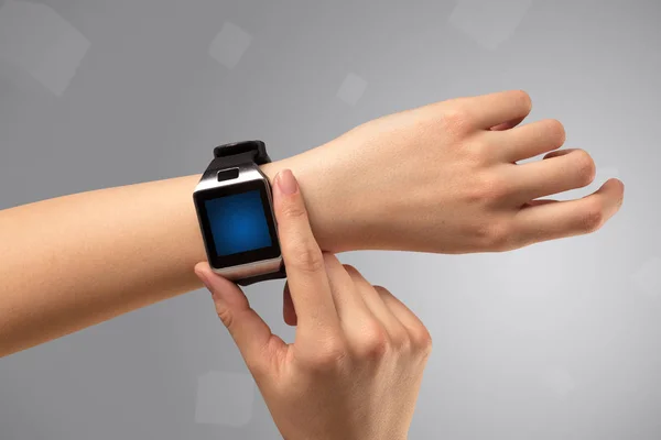 Kvinnlig hand bär smartwatch — Stockfoto