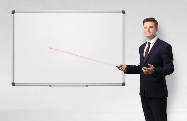 Zakenman met laserpointer en copyspace witte blackboard — Stockfoto