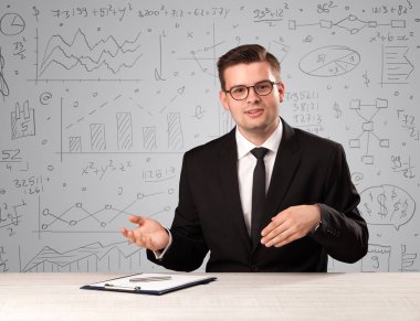 Masada oturan bir iş adamı.