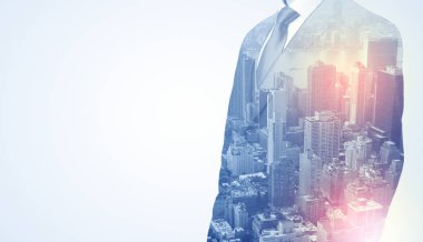 Sırtında siyah anahtar deliği ile ayakta adam