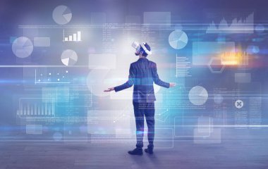 İşadamı vj gözlüklü bir proje denetimi