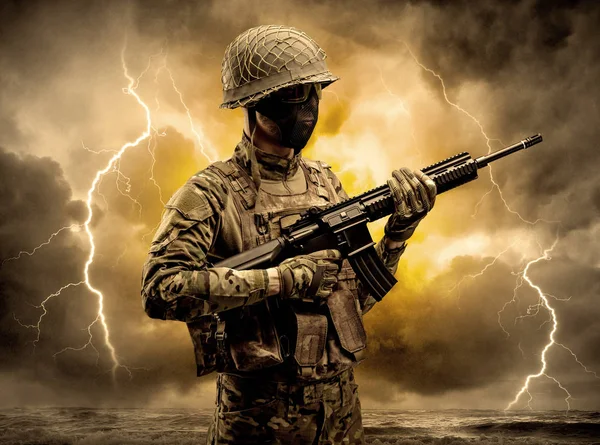 Tentara bersenjata berdiri dalam cuaca yang tidak jelas — Stok Foto