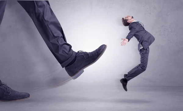 Patadas en los pies, hombre de negocios volando — Foto de Stock